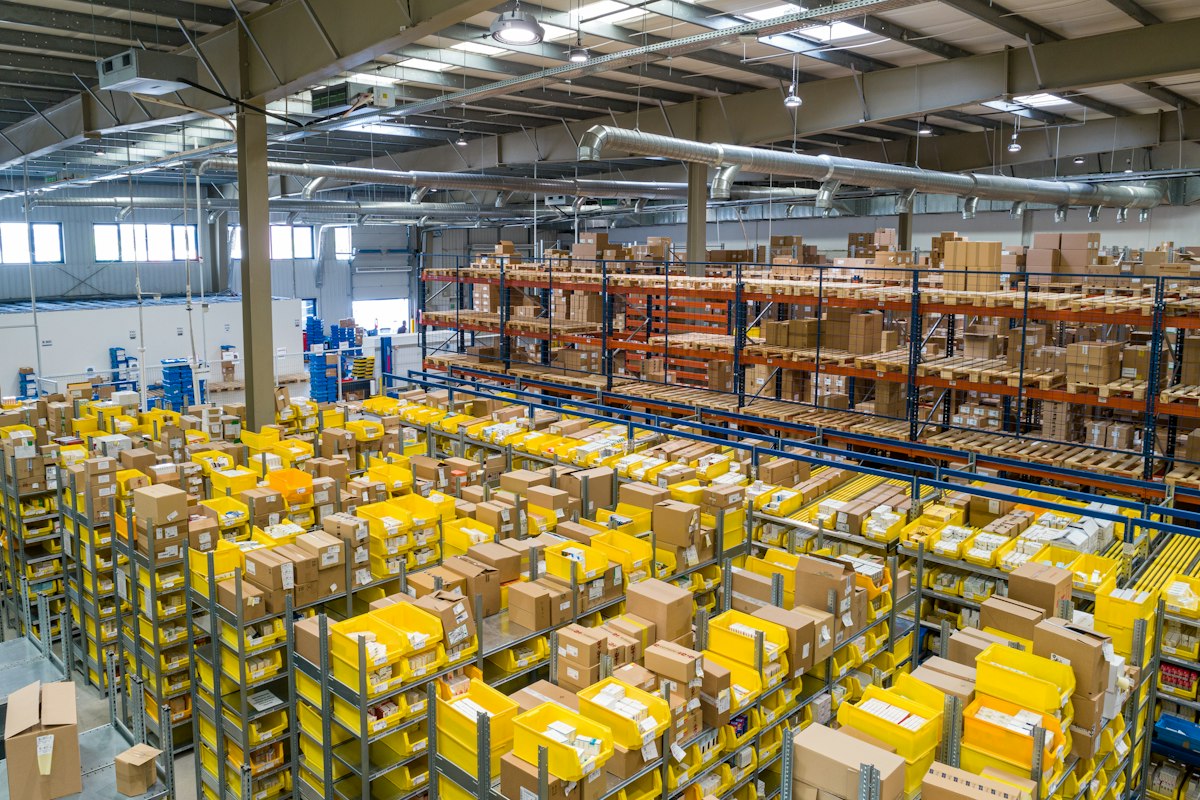 Pakketten in een modern distributiecentrum / Parcels in a distribution centre